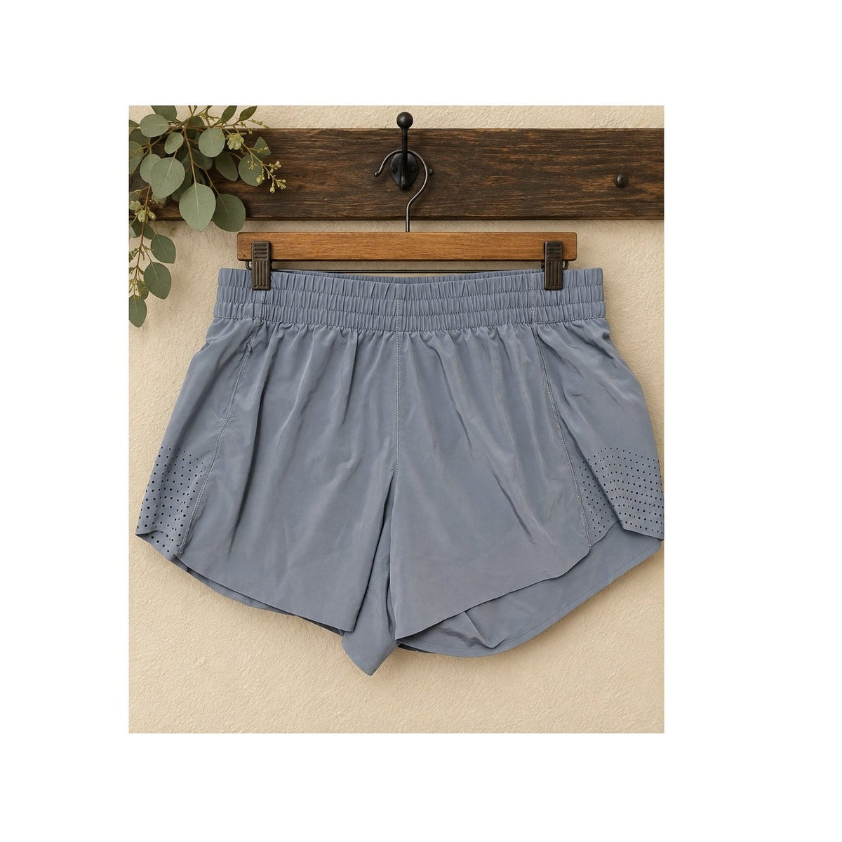 Athleta Hustle 4.5″ Running Shorts Blue Gray Perforated Size L